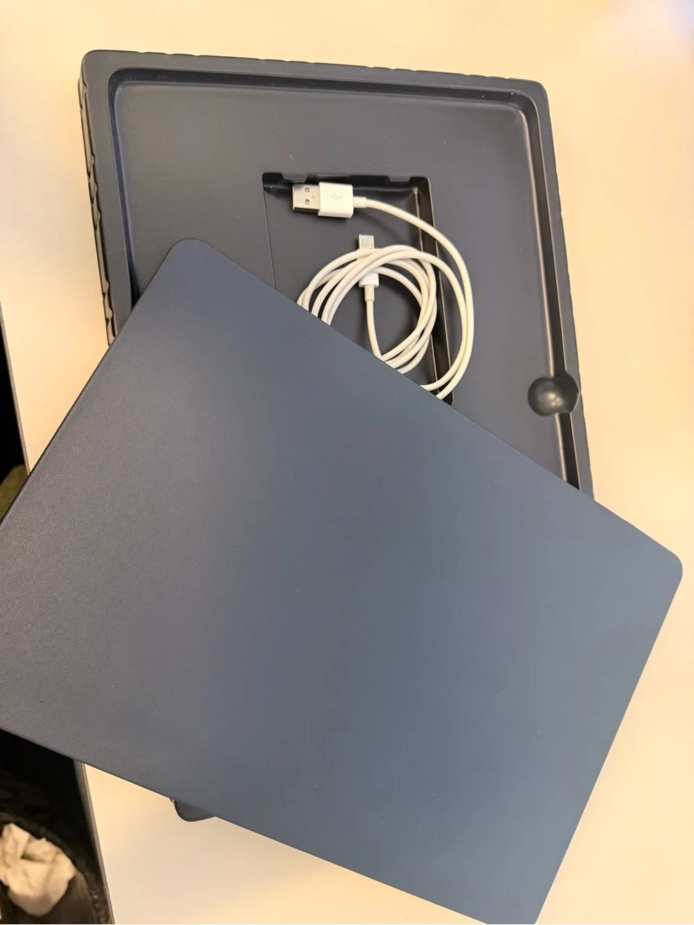 Pout Midnight Blue Wireless Charging Mouse Pad